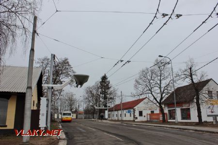 10.02.2019 - Hradec Králové, Slezské Př.-Cihelna: dvojice rychlonabíjecích stanic elektrobusů a vůz Škoda 30Tr č. 30 linky 27 na odstavnému stanovišti © PhDr. Zbyněk Zlinský