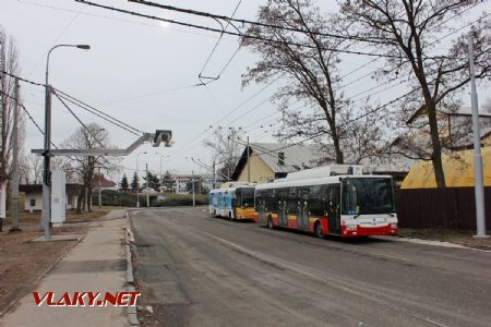 10.02.2019 - Hradec Králové, Slezské Př.-Cihelna: rychlonabíjecí stanice elektrobusů a trolejbusy č. 30 a 13 na odstavném stanovišti © PhDr. Zbyněk Zlinský