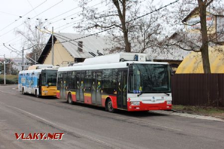 10.02.2019 - Hradec Králové, Slezské Př.-Cihelna: trolejbusy Škoda 30Tr č. 30 a 13 na odstavném stanovišti © PhDr. Zbyněk Zlinský
