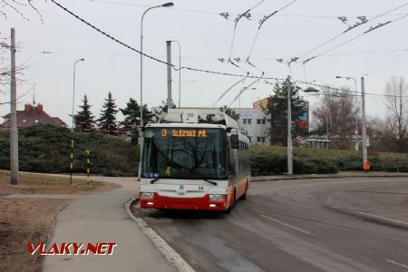 10.02.2019 - Hradec Králové, Slezské Př.-Cihelna: parciální trolejbus Škoda 30Tr č. 34 linky 3 přijíždí k odstavnému stanovišti © PhDr. Zbyněk Zlinský