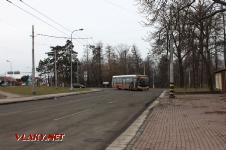 10.02.2019 - Hradec Králové, Slezské Př.-Cihelna: elektrobus SOR NS 12 Electric č. 421 linky 5 přijíždí ze Slatiny © PhDr. Zbyněk Zlinský