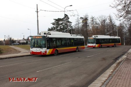 10.02.2019 - Hradec Králové, Slezské Př.-Cihelna: parciální trolejbusy Škoda 30Tr č. 32 linky 27 a č. 37 linky 6 přijíždějí k příjezdovému stanovišti © PhDr. Zbyněk Zlinský