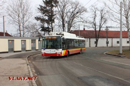 10.02.2019 - Hradec Králové, Slezské Př.-Cihelna: parciální trolejbus Škoda 30Tr č. 32 linky 27 najíždí k odjezdovému stanovišti © PhDr. Zbyněk Zlinský