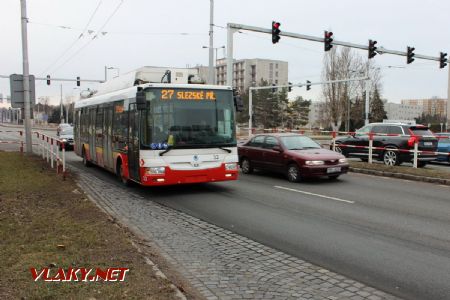 10.02.2019 - Hradec Králové, Brněnská, zast. Moravské Předměstí I: parciální trolejbus Škoda 30Tr č. 32 linky 27 © PhDr. Zbyněk Zlinský