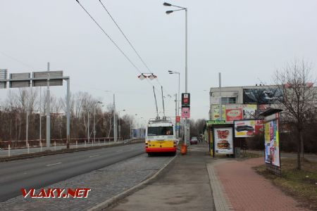 10.02.2019 - Hradec Králové, Brněnská, zast. Moravské Předměstí I: parciální trolejbus Škoda 30Tr č. 32 linky 27 odjíždí © PhDr. Zbyněk Zlinský