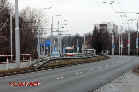 10.02.2019 - Hradec Králové, Brněnská, zast. Moravské Předměstí I: parciální trolejbus Škoda 30Tr č. 30 linky 27 odjel ze zast. Hotel Garni se staženými sběrači © PhDr. Zbyněk Zlinský