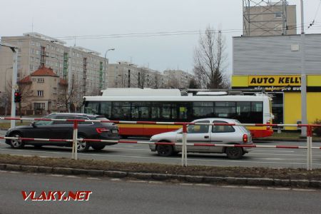 10.02.2019 - Hradec Králové, Brněnská, zast. Moravské Předměstí I: parciální trolejbus Škoda 30Tr č. 30 linky 27 odjel ze zast. Hotel Garni se staženými sběrači © PhDr. Zbyněk Zlinský