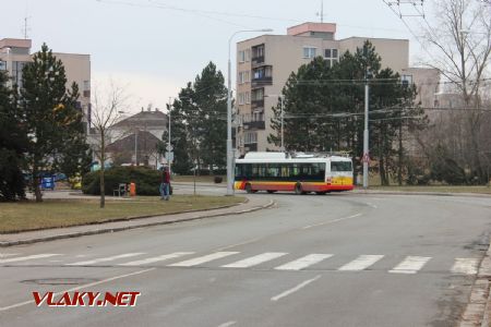 10.02.2019 - Hradec Králové, Pod Strání: parciální trolejbus Škoda 30Tr č. 32 linky 27 na odstavném stanovišti nezastavil © PhDr. Zbyněk Zlinský