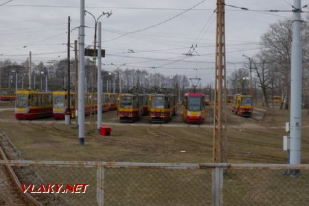 Směs modernizovaných a původních Konstalů 805Na ve vozovně Pabianicka, 24. 2. 2019 © Libor Peltan