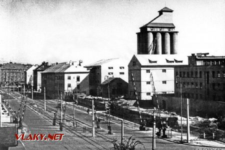 60. roky 20. storočia - Bratislava, Krížna - železničné priecestie trate z filiálky na Novomestskú stanicu; zdroj: lacohephotos.tumblr.com