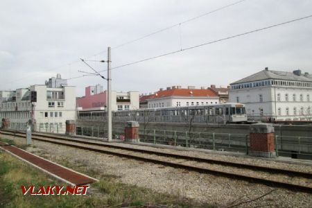 Viedeň Ottakring, pohľad od trate S45 ''Vorortbahn'' na konečnú stanicu metra U3. 04.04.2018 © Juraj Földes
