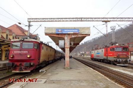 Sighișoara, lokomotiva ř. 41 s IR Dacia CFR Călători a ř. 474 CFR Marfă, 8.3.2019 © Jiří Mazal