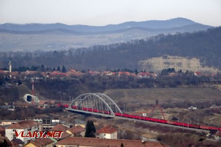 Sighișoara, nová přeložka směr Mediaș s projíždějícím vlakem, 8.3.2019 © Jiří Mazal