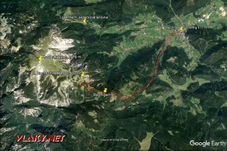 Schneebergland s vyznačením trasy sedačkovej lanovej a ozubnicovej dráhy. Google Earth © 2019 DigitalGlobe