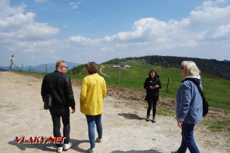 Zástupkyňa NÖVOGu nám vysvetľuje. Vpravo Silvia Pribylincová - MaxMarketing, v pozadí Almreserlhaus, 25.05.2019 © Juraj Földes