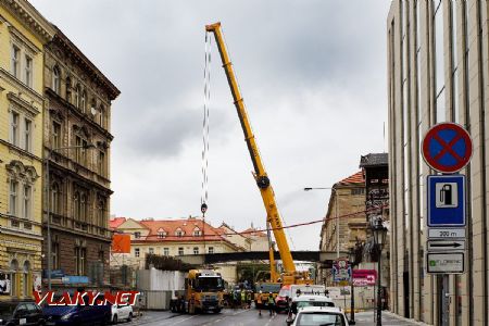 13.7.2019 - Praha, Křižíkova ul.: část konstrukce prvního mostu je již usazena  © jiří Řechka