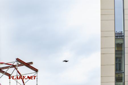 13.7.2019 - Praha, Křižíkova ul.: i dron bude natáčet  © jiří Řechka