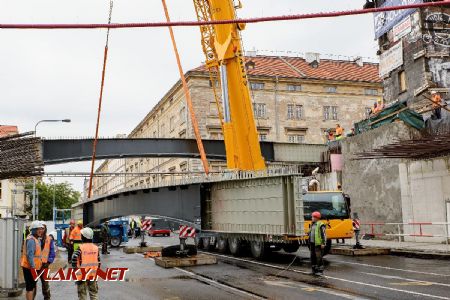 13.7.2019 - Praha, Křižíkova ul.: cesta nosníku na místo usazení  © jiří Řechka