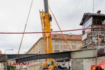13.7.2019 - Praha, Křižíkova ul.: cesta nosníku na místo usazení  © jiří Řechka