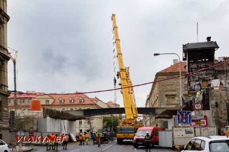 13.7.2019 - Praha, Křižíkova ul.: konstrukce prvního mostu je na svém místě  © jiří Řechka