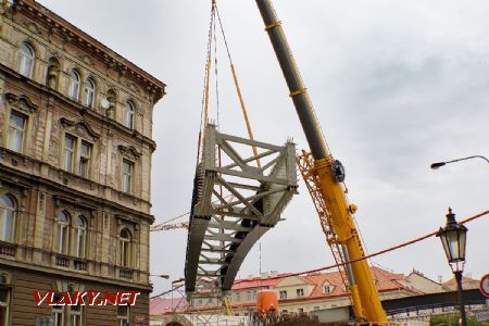 14.7.2019 - Praha, Křižíkova ul.: nosník je přemisťován na své místo  © Jiří Řechka