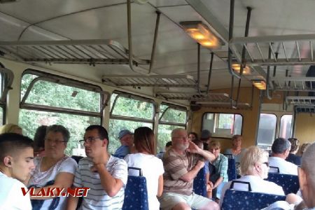 22.7.2019 - vlak 6076: cestujúci v prívesnom vozni ešte pred nástupom detí do Tesár, ako vidno plno © Jozef Kodada 