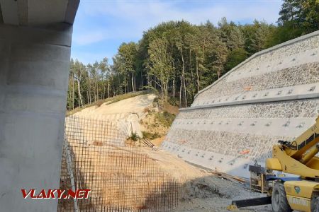 Oporný múr medzi novým mostom k tunelu a brehom na obslužnej ceste, 1.9.2019 © Peter Lengyel