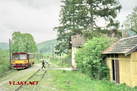 Pravidelný osobný vlak v Hradišti pod Vrátnom; 02.05.1998 © Marko