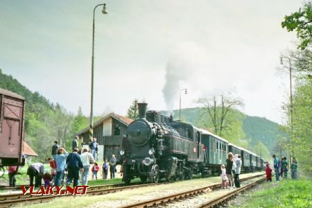 Parný vlak s rušňom 331.037 v Brezovej pod Bradlom; 03.05.1997 © Marko