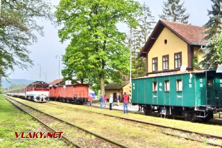 Mimoriadny osobný vlak z Bratislavy s 754.069 vedľa Legiovlaku v Brezovej pod Bradlom; 04.05.2019 © Ing. Pavol Feranec