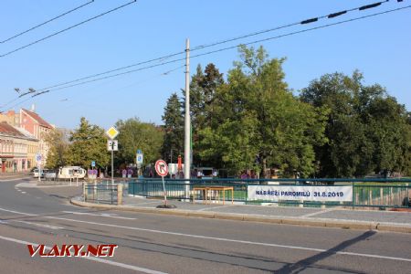 31.08.2019 - Hradec Králové, Tyršův most: zatím neobsazená pokladna u hlavního vstupu s poutačem © PhDr. Zbyněk Zlinský