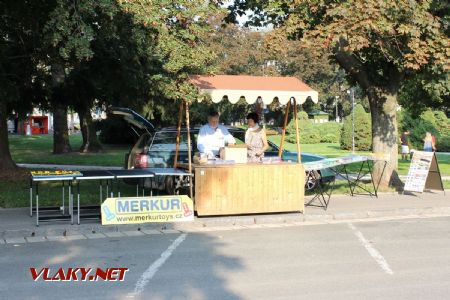 31.08.2019 - Hradec Králové, Smetanovo nábř.: Ing. Jaromír Kříž připravuje stánek své firmy Merkur Toys © PhDr. Zbyněk Zlinský