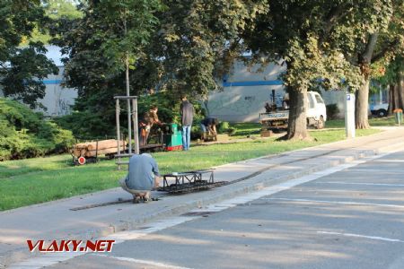 31.08.2019 - Hradec Králové, Smetanovo nábř.: přípravy na drážce stabilní a stavba její konkurence mobilní © PhDr. Zbyněk Zlinský