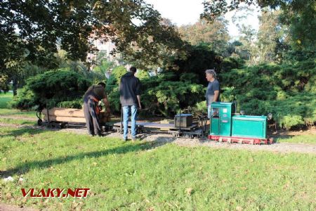 31.08.2019 - Hradec Králové, Smetanovo nábř.: pardubická souprava v čele se strojem ''Hugo'' se chystá k provozu © PhDr. Zbyněk Zlinský