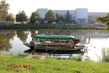 31.08.2019 - Hradec Králové, Smetanovo nábř.: motorové lodě ''Smiřice'' a ''Pirát'' jsou připraveny © PhDr. Zbyněk Zlinský