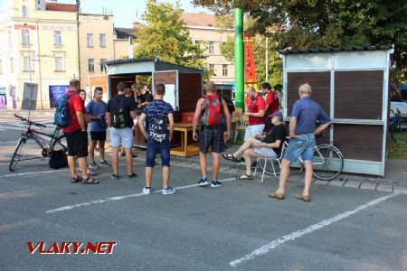 31.08.2019 - Hradec Králové, Smetanovo nábř.: Ing. Jiří Stránský provádí bojové rozdílení pokladníků v poloze sedícího pacienta © PhDr. Zbyněk Zlinský