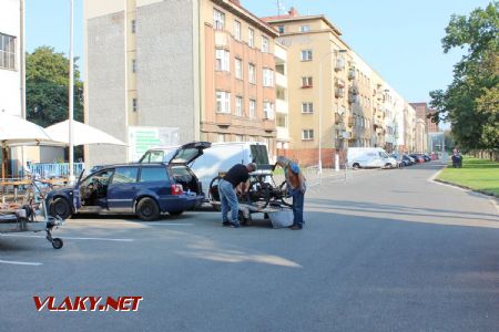 31.08.2019 - Hradec Králové, Smetanovo nábř.: náhodně zachycený příjezd jediné samohybné novinky © PhDr. Zbyněk Zlinský