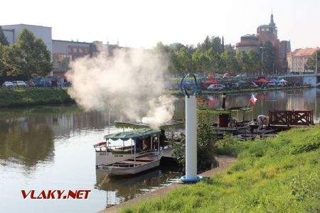 31.08.2019 - Hradec Králové, Smetanovo nábř.: parníky ''Hradec'' a ''Primátor Ulrich'' u hlavního přístaviště © PhDr. Zbyněk Zlinský