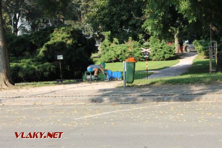 31.08.2019 - Hradec Králové, Smetanovo nábř.: malý fíra malého vláčku testuje trať Dětské železnice © PhDr. Zbyněk Zlinský