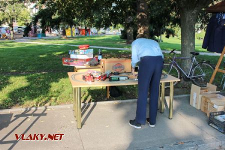 31.08.2019 - Hradec Králové, Smetanovo nábř.: příprava modelového kolejiště jaroměřských muzejníků © PhDr. Zbyněk Zlinský