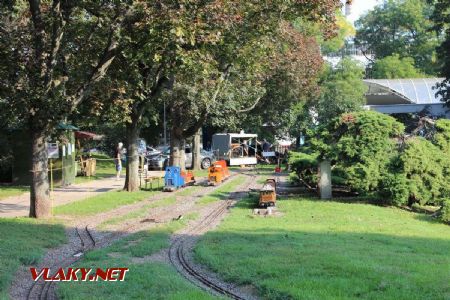 31.08.2019 - Hradec Králové, Smetanovo nábř.: přípravy v nádražíčku Dětské železnice moc hektické nejsou © PhDr. Zbyněk Zlinský