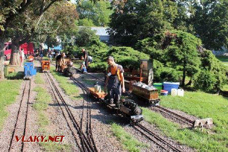 31.08.2019 - Hradec Králové, Smetanovo nábř.: vykolejený mašinfíra před odjezdem ještě vynadá Karlovi za vtípek © PhDr. Zbyněk Zlinský