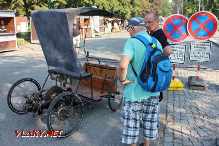 31.08.2019 - Hradec Králové, Smetanovo nábř.: volná replika první Fordovy čtyřkolky zvané Horseless zajímá i Karla © PhDr. Zbyněk Zlinský