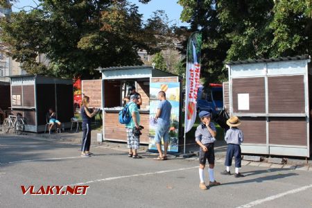 31.08.2019 - Hradec Králové, Smetanovo nábř.: Karel testuje svou polštinu, dobově oděná dítka čekají na svou roli při oficiálním zahájení akce © PhDr. Zbyněk Zlinský