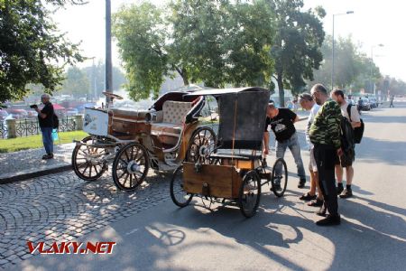 31.08.2019 - Hradec Králové, Smetanovo nábř.: repliky benzínově-alkoholové Horseless a bateriové Dory © PhDr. Zbyněk Zlinský