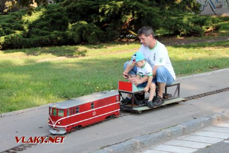 31.08.2019 - Hradec Králové, Smetanovo nábř.: vláček na mobilní drážce © PhDr. Zbyněk Zlinský