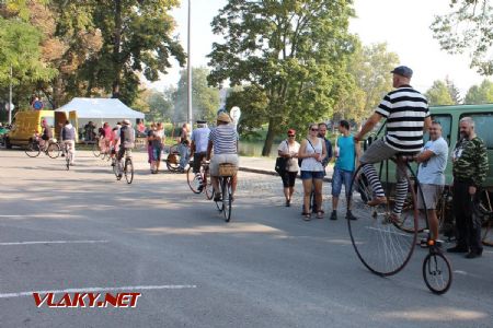 31.08.2019 - Hradec Králové, Smetanovo nábř.: Veteran Velociped Club Žízeň a Hlad (VVC ŽAH) na prezentační jízdě © PhDr. Zbyněk Zlinský