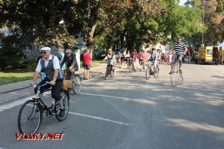 31.08.2019 - Hradec Králové, Smetanovo nábř.: Veteran Velociped Club Žízeň a Hlad (VVC ŽAH) na prezentační jízdě © PhDr. Zbyněk Zlinský