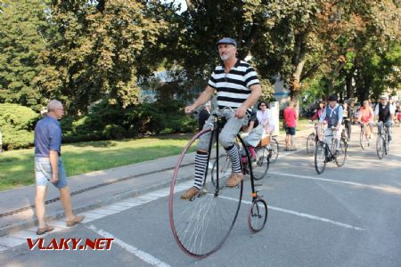 31.08.2019 - Hradec Králové, Smetanovo nábř.: Veteran Velociped Club Žízeň a Hlad (VVC ŽAH) na prezentační jízdě © PhDr. Zbyněk Zlinský