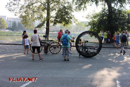 31.08.2019 - Hradec Králové, Smetanovo nábř.: Karel dokumentuje repliky parního motocyklu Ropel a Putonova monocyklu © PhDr. Zbyněk Zlinský